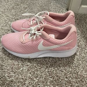 Nike Tanjun Women’s Sneakers Size 11